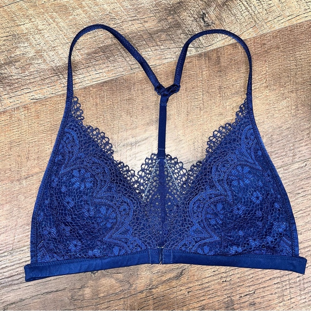 Victoria’s Secret Navy Body By Victoria Lace Bra